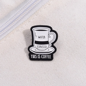 Vue détaillée du pin's tasse de café en émail avec couches sur fond en toile