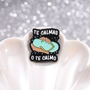 Kreative Emaille-Brosche mit Flip-Flop-Design und spanischem Spruch auf Perlenschale