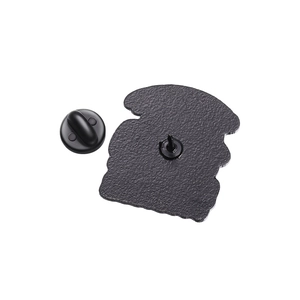 Détail macro du dos d'un pin's en émail avec texture et fermoir en caoutchouc noir