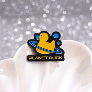 Broche émaillée mignonne de canard de l'espace en alliage pour accessoires de mode créatifs