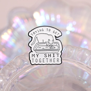 Vue macro du badge chat en émail avec texte Trying To Get My Shit Together détaillé