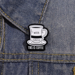 Broche créative en émail tasse de café avec échelle espresso sur veste en jean