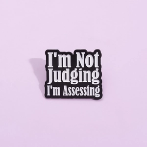 Épingle en Émail Drôle I'm Not Judging I'm Assessing Broche en Métal à Lettres Humoristiques Badge en Alliage pour Vêtements