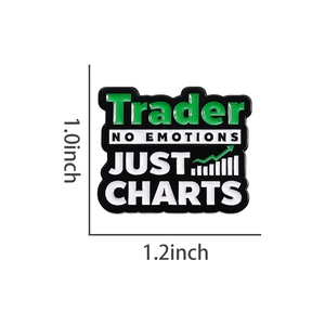 Detail der Emaille-Trader-Anstecknadel mit Aktiencharts und englischem Textmotiv