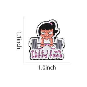 Detalle del pin de esmalte de chica levantando pesas con texto 'This is my happy face'