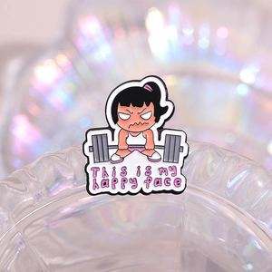 Broche de esmalte divertido chica con pesa y texto humorístico sobre vidrio irisado