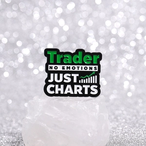 Emaille-Trader-Pin mit Slogan NO EMOTIONS JUST CHARTS und grünem Aktienmarkt-Trenddiagramm