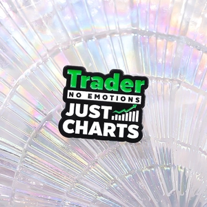 Detailaufnahme der Emaille Trader Brosche mit Aktiencharts und No Emotions Slogan