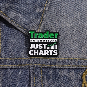 Trader-Emaille-Pin mit Text 'No Emotions Just Charts' an einem Jeans-Revers