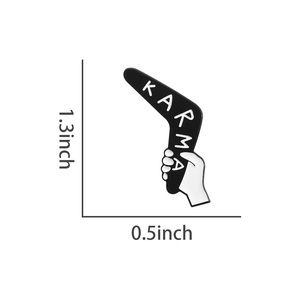 Détail d'une épingle émaillée boomerang karma avec dimensions de 1,3 par 0,5 pouce sur blanc