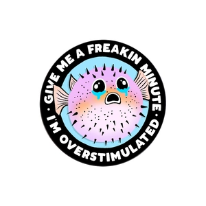 Runder Cartoon-Kugelfisch-Pin mit 'I'M OVERSTIMULATED' Text für emotionalen Ausdruck