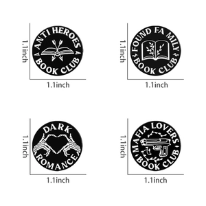 Detail von vier 2,8 cm schwarzen Emaille-Pins mit literarischen Motiven und Buchthemen