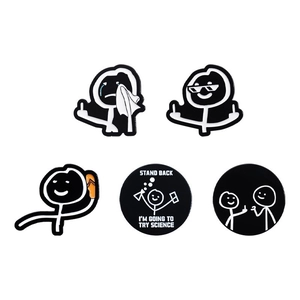 Détail de 5 pins en émail avec bonshommes bâtons rigolos et textes sur badges métalliques