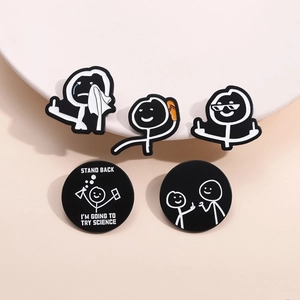 Lot de 5 pin's en émail avec motifs bonshommes et texte sur une assiette en céramique blanche