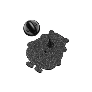Vue détaillée du dos d'un badge en émail noir avec attache en caoutchouc et épingle en métal