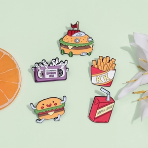 Gros plan détaillé sur un lot de pin's émaillés aux motifs de burger et frites