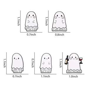 Dimensions détaillées de cinq pin's fantômes mignons avec des phrases drôles en anglais