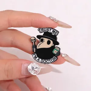 Pin's en émail rétro Docteur de la Peste avec slogan Trust Me I'm A Doctor et masque