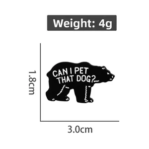 Détail d'une épingle émaillée ours noir avec texte humoristique, taille 1,8cm x 3,0cm
