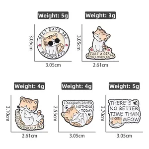 Tableau détaillé des tailles pour cinq broches de chat en émail créatives avec dimensions et poids