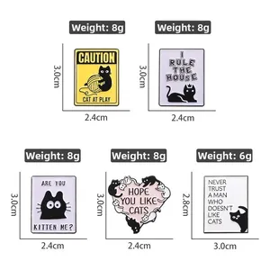 Lot de 5 pin's en émail chat avec mesures de taille et de poids en vue macro