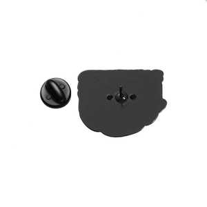 Détail du dos du badge chat en métal noir avec épingle et fermoir papillon sécurisé