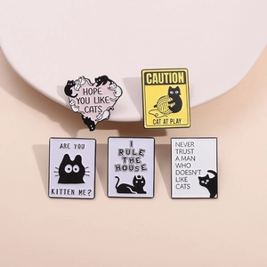 Détail de cinq pin's en émail chat noir rigolo avec slogans et finition polie