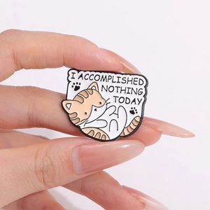 Broche en émail chat rigolo avec texte I Accomplished Nothing Today pour vêtement