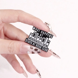 Broche en émail pour club de lecture avec livres et citation What Happens at Book Club