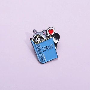 Cartoon Waschbär Liest Buch Emaille Brosche Personalisierte Legierung Abzeichen Spaß Tier Revers Nadel Für Rucksack Kleidung Unisex Schmuck