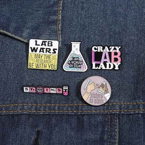 Lot de 5 pin's en émail thématiques STEM avec flacons et béchers de laboratoire sur denim