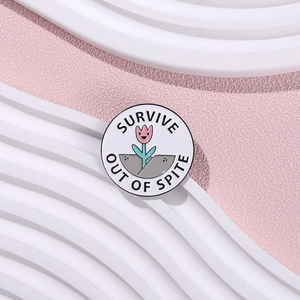 Spilla in smalto con fiore rosa e scritta Survive Out Of Spite su sfondo rosa tenue
