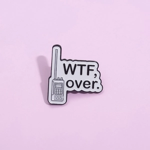 Épingle en Émail Amusante en Forme de Talkie-walkie Broche en Alliage Avec Lettre WTF Over Badge Humoristique Rétro pour Accessoires Sac