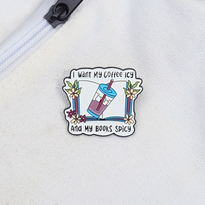 Broche en émail café et livre avec texte I Want My Coffee Icy And My Books Spicy