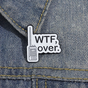 Épingle émaillée amusante de talkie-walkie avec texte WTF over sur denim bleu