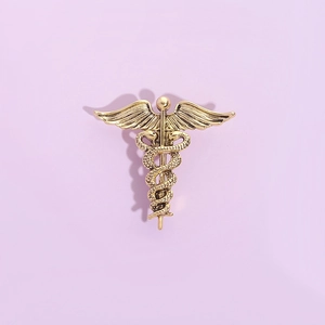 Vintage Gold Color Caduceus Brooch Alloy Medical Symbol Pin For Doctors Nurses Graduation Gift Fashion Jewelry Accessories