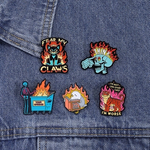 Set mit 5 Punk-Emaille-Pins mit Katzen-, Tiger- und Totenkopf-Designs auf Jeansjacke