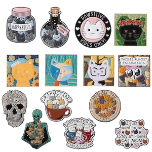 Set aus 13 niedlichen Katzen-Emaille-Pins mit Skelettkatzen und künstlerischen Motiven