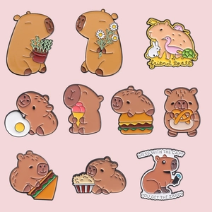 Lot de 10 pin's en émail de capybara mignons aux diverses poses sur fond rose