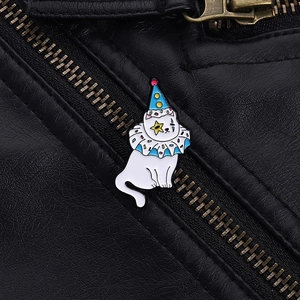 Vue détaillée d'une épingle en émail chat clown blanc sur une veste en cuir noir