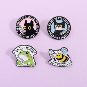 Épinglette en Émail Animale de Dessin Animé Drôle Grenouille Chat Abeille Avec Couteau Broche Humour Personnalisé Mème Badge en Alliage Pour Sac à Dos Vêtements Bijoux