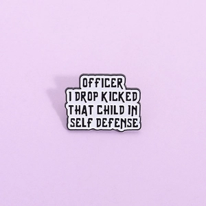 Épingle en Émail Citation Drôle Officer I Drop Kicked That Child In Self Defense Broche en Alliage Badge pour Décoration de Vêtements Sac à Dos Chapeau