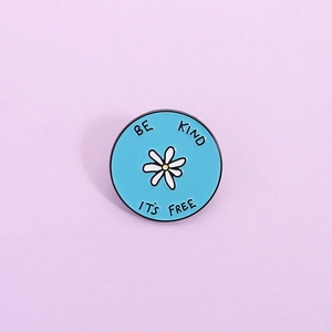 Broche en Email Marguerite Badge Rond en Alliage Be Kind It's Free Lettrage Pin pour Vêtements Sac à Dos Accessoires Bijoux Cadeau