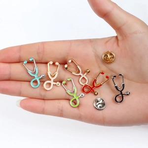 Détail des broches stéthoscope colorées en émail avec fermoirs papillon en métal
