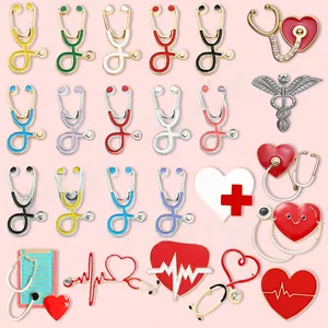 Collection de pin's médicaux en émail coloré avec stéthoscopes et symboles de caducée