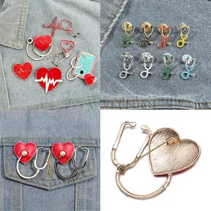 Broches créatives en émail médical avec stéthoscopes en cœur sur veste en jean