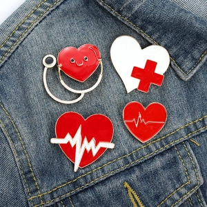 Set créatif de pin's médicaux en émail avec stéthoscope et badges en forme de cœur rouge