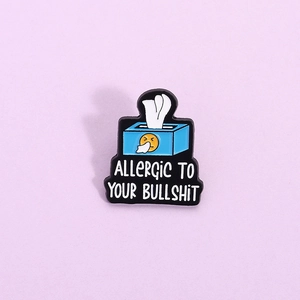 Insigne de Broche en Alliage avec Épinglette en Émail de Boîte à Mouchoirs Bleue Drôle Slogan Allergic To Your Bullshit pour Décoration de Vêtements Sac Chapeau