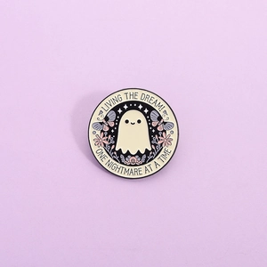 Süße Cartoon Gespenst Schmetterling Emaille Brosche Legierung Lackiertes Rundes Abzeichen Living Dream Zitat Schmuck Halloween Geschenk