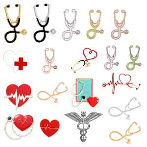 Ensemble de broches médicales en émail avec stéthoscope et cœur pour professionnels